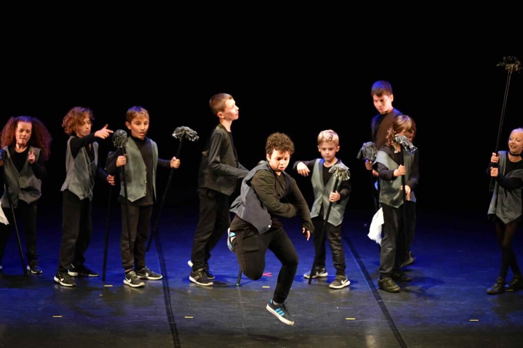 foto grupal de los niños en el ensayo final del curso de hip-hop